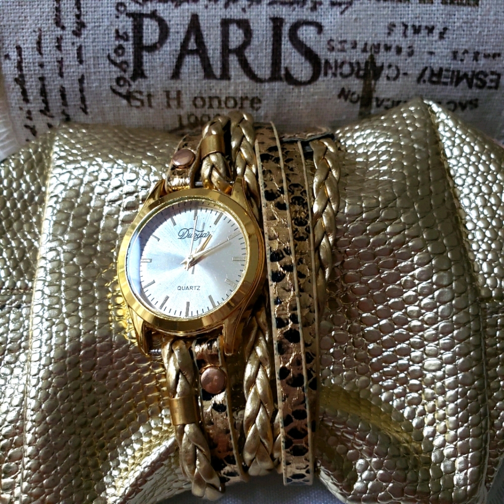 Watch and carry bag in gold color.